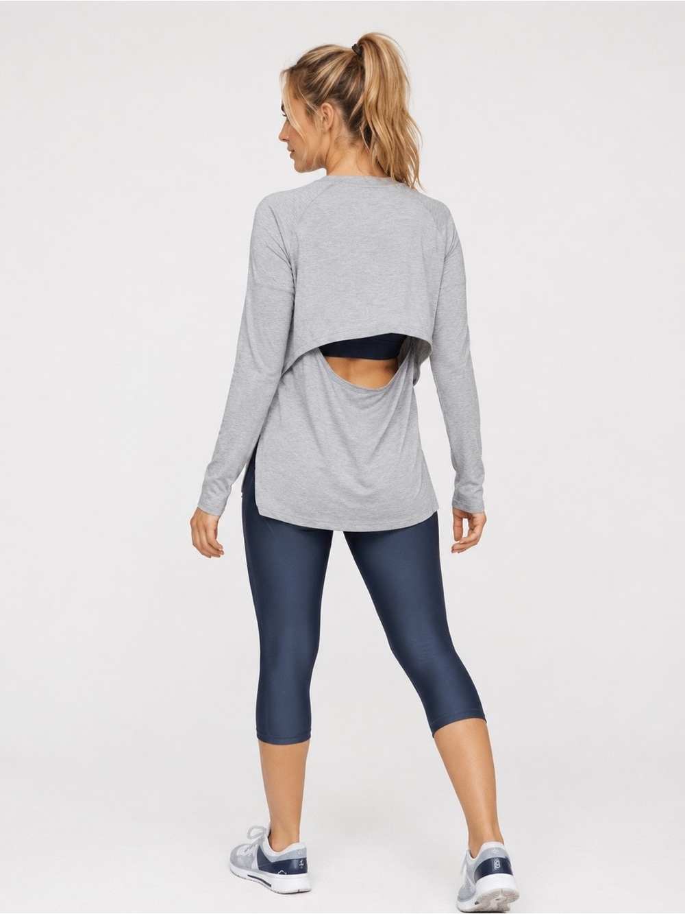 Under Armour HeatGear Open Back Long Sleeve Shirt Women's Large Gray Loose Fit - Picture 2 of 7
